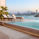 ELA by Omniyat Pool mit Blick