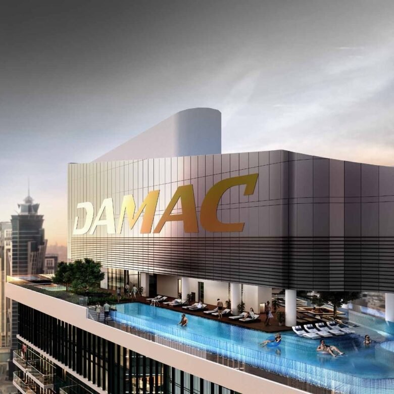 DAMAC Paramount Tower Skypool